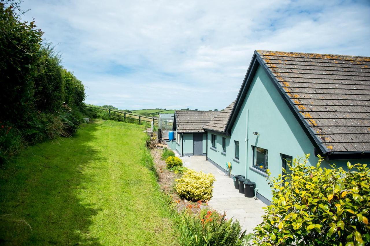 York Lodge- Spacious 3 Bed Bungalow With Wonderful Estuary Views Laugharne Exterior photo