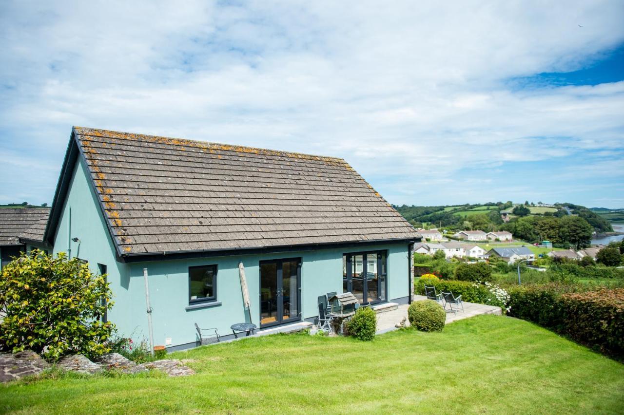 York Lodge- Spacious 3 Bed Bungalow With Wonderful Estuary Views Laugharne Exterior photo